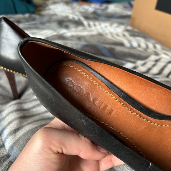 Coach women's pump with beadchain - Picture 3 of 11